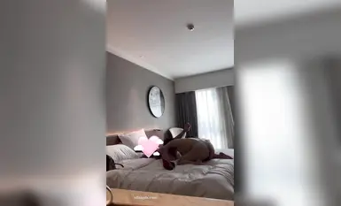 "작은 인터넷 유명인과 데이트"라는 제목의 Q 씨는 섹시한 속옷을 입고, 매우 풍만하며, 하이힐을 신고 끊임없이 신음합니다.