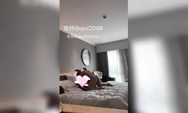 "작은 인터넷 유명인과 데이트"라는 제목의 Q 씨는 섹시한 속옷을 입고, 매우 풍만하며, 하이힐을 신고 끊임없이 신음합니다.