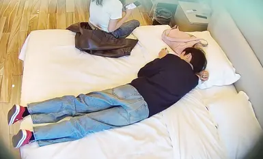 [酒店流出] 小情侶入住兩天，男的就沒下過床，美女的小穴都快被操麻了，吃奶，扣逼，抱著女友的大長腿怎麼都操不夠 (1)