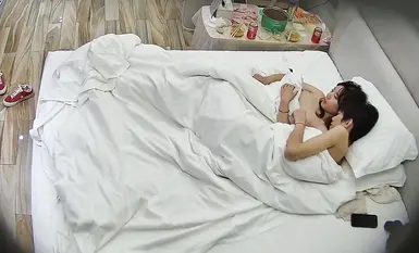 [หลุดโรงแรม] คู่รักหนุ่มสาวพักอยู่สองวัน แต่ชายหนุ่มไม่ยอมลุกจากเตียง จิมิของสาวสวยแทบจะชาไปหมดจากการถูกเย็ด เขาดูดหน้าอกเธอ ล้วงนิ้วจิมิเธอ และจับขาเรียวยาวของเธอไว้ เขาไม่เคยพอเลย (2)