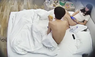 [Nag-leak ang hotel] Nanatili ang batang mag-asawa ng dalawang araw, at ang lalaki ay hindi bumangon sa kama. Halos manhid na ang puke ng dilag dahil sa pagkakasakal. Sinipsip niya ang kanyang mga suso, pinafinger ang kanyang puke, at hinawakan ang kanyan