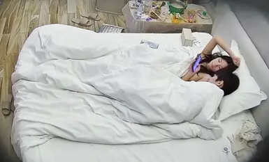 [หลุดโรงแรม] คู่รักหนุ่มสาวพักอยู่สองวัน แต่ชายหนุ่มไม่ยอมลุกจากเตียง จิมิของสาวสวยแทบจะชาไปหมดจากการถูกเย็ด เขาดูดหน้าอกเธอ ล้วงนิ้วจิมิเธอ และจับขาเรียวยาวของเธอไว้ เขาไม่เคยพอเลย (4)