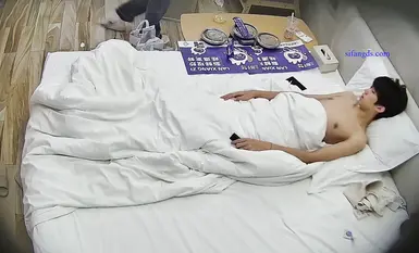 [หลุดโรงแรม] คู่รักหนุ่มสาวพักอยู่สองวัน แต่ชายหนุ่มไม่ยอมลุกจากเตียง จิมิของสาวสวยแทบจะชาไปหมดจากการถูกเย็ด เขาดูดหน้าอกเธอ ล้วงนิ้วจิมิเธอ และจับขาเรียวยาวของเธอไว้ เขาไม่เคยพอเลย (4)