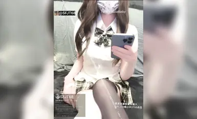 กระต่ายตัวนี้ชอบที่จะเปิดเผยตัวเอง - ในเต็นท์ตั้งแคมป์กลางป่า เธอสวมถุงน่องสีดำและสีขาว ชุดยูนิฟอร์มลายสก็อตสีดำและสีขาว และใช้ของตกแต่งเพื่อเจาะช่องคลอดของเธอจนผ้าอ้อมเปียก!