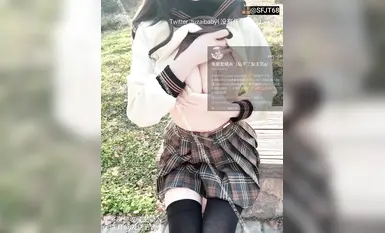 兔崽爱露出-黑色过膝袜，棕色jk水手制服套装，白色内裤，揉捏软糯大奶，公园躺椅上抠逼，道具插入，走a后入蜜桃！