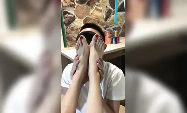 การควบคุมเท้า - กางเกงยีนส์โชว์เท้าเลียเท้า