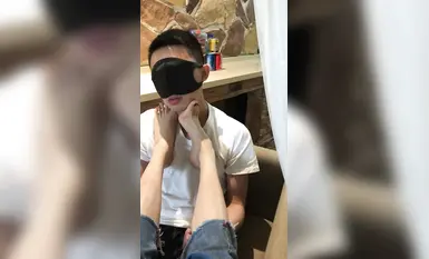 การควบคุมเท้า - กางเกงยีนส์โชว์เท้าเลียเท้า