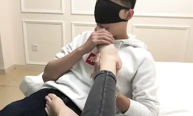 Footjob-Jeans na walang mga paa na nakatapak sa crotch licking feet