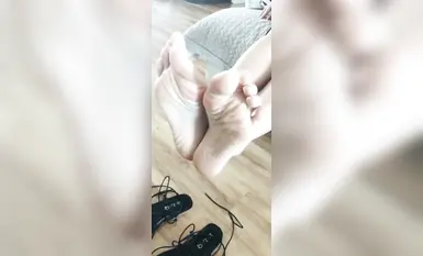 Ang Yi Live Ni ay August foot control footjob silk feet (1)
