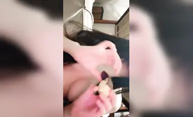 新美女推薦【トラブル起こさないでベイビー】超魅力的な胸を上向きに反らせ、スタイルも抜群。自らおっぱいを舐め、片足で立ち、小さくて柔らかいオマンコを揺らし、床に密着させてオナニーするのが最高に気持ちいい（2）