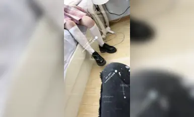 Loli killer 『Jiangnan No. 1 Deep Love』 เด็กนักเรียนหญิงชั้นมัธยมปลายบอกว่าเธอต้องการตอบแทนฉันที่ไปช้อปปิ้งกับเธอสองคาบเช้านี้ เธอจึงเปิดห้องและเย็ดเธอสามครั้ง ปรากฏว่าเด็กสาว