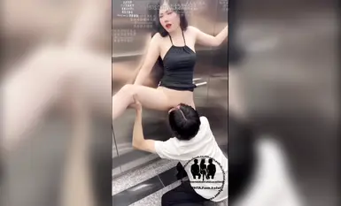 vkcklananh9496-電梯里定製當著攝像頭勾勾小哥，把小穴舔的直流水