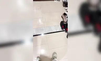 【精品乱伦】奶气草莓- 做家教的吊带丝袜嫂子灌醉哥哥去卧室休息在客厅把嫂子操的淫水乱流超清源码