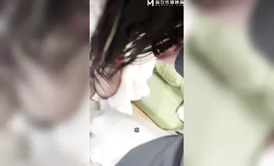 【精品乱伦】奶气草莓- 做家教的吊带丝袜嫂子灌醉哥哥去卧室休息在客厅把嫂子操的淫水乱流超清源码