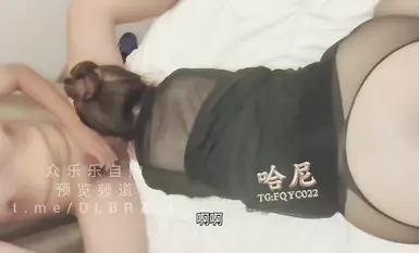 綠帽活動第四彈 《單男破處之旅》 這次中獎的是一位單男，正好被嬌妻破處，單男第一次參加活動有點羞澀