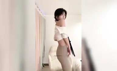 Wanita Kuaishou yang paling cantik dengan 310,000 peminat Yu Wan mempunyai susuk tubuh yang cantik dan wajah yang cantik. Dia mempunyai seluar dalam yang dibuat khas dan menari dengan pinggulnya dan menyentuh farajnya. (4)