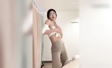 Wanita Kuaishou yang paling cantik dengan 310,000 peminat Yu Wan mempunyai susuk tubuh yang cantik dan wajah yang cantik. Dia mempunyai seluar dalam yang dibuat khas dan menari dengan pinggulnya dan menyentuh farajnya. (4)