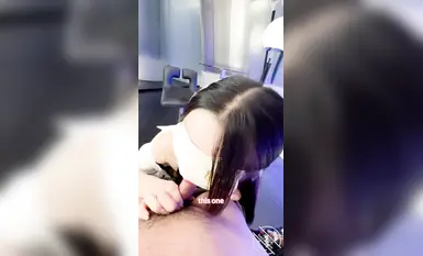 Lần đầu tiên tôi nhìn thấy em gái mình, tên là "Dư Lạc Song Tú", tôi đã chơi đùa với em ấy và mạnh tay mở hậu môn của em ấy ra, khiến hậu môn bị chảy máu.