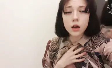 นักศึกษาสาวสวยน่าทึ่งกำลังสำเร็จความใคร่ในห้องแต่งตัวของห้างสรรพสินค้า