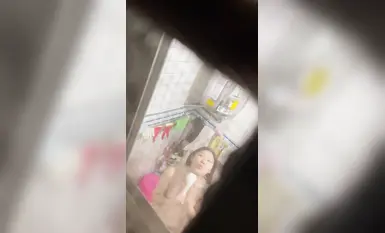 偷拍朋友妹妹洗澡5