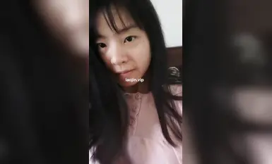 2025年9月最新【原檔泄密】影泄密泄密，眼鏡妹又害羞又享受，無套插入，認真品嘗男友的大雞巴 (1)