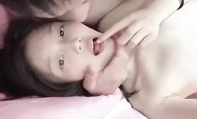 Selepas putus cinta, video dia didedahkan oleh bekas teman lelakinya menunjukkan badannya yang cantik dan lembut serta vulva berwarna merah jambu. Banyak dewi orang secara tidak disangka-sangka begitu berbeza secara peribadi. (2)