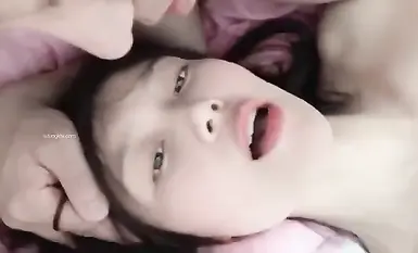 Selepas putus cinta, video dia didedahkan oleh bekas teman lelakinya menunjukkan badannya yang cantik dan lembut serta vulva berwarna merah jambu. Banyak dewi orang secara tidak disangka-sangka begitu berbeza secara peribadi. (2)