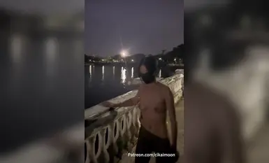 Trần nhà hé lộ phiên bản đầy đủ mới nhất của tác phẩm của người phụ nữ trưởng thành điên rồ [cikaimoon], khỏa thân hoàn toàn ở nơi công cộng, cho thấy người bạn thân nhất của cô ấy trong nhiều cảnh phơi bày khác nhau ở nông thôn và thành phố (1)