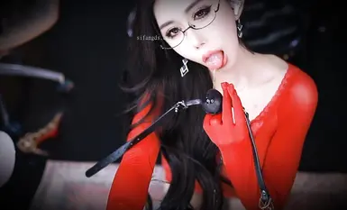 最新重磅，虎牙颜值巨乳女神【桃一】万众期待！ SM笼子道具裸舞！画面极度诱人