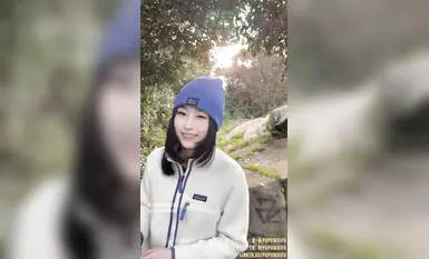 Dewi gemuk kegemaran saya, Aheiyan, dan anjing betinanya, Pupu, pergi mendaki pada musim luruh bersama seorang lelaki muda yang kacak. Puncak gunung adalah tempat yang bagus—pemandangan yang indah dan tiada sesiapa di sekelilingnya, sesuai untuk melakukan