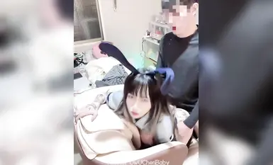 Rune Warrior Ahri ถูกตรึงไว้กับเก้าอี้และถูกแทรกจากด้านหลัง ก้นที่กำยำ ขาเรียวเล็ก รูปร่างที่งดงาม และร่างกายที่สมบูรณ์แบบถูกข่มขืนจนขาของเธออ่อนแรง (1)