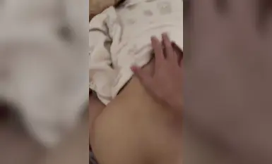 推特辭醬 蜜桃臀後入居家自拍，極品粉穴水汪汪小淫娃 (1)