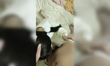 推特辭醬 蜜桃臀後入居家自拍，極品粉穴水汪汪小淫娃 (3)