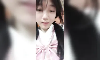 Isang cute na babae sa tabi ng bahay at ang kanyang online na kasintahan ay may 1v1 na relasyon. Maganda ang kanyang dibdib at basang ari. Nakikisali sila sa virtual sex at online BDSM. Kapansin-pansin ang kaibahan. (3)