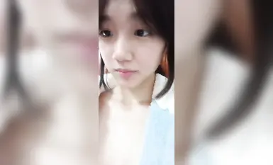 Isang cute na babae sa tabi ng bahay at ang kanyang online na kasintahan ay may 1v1 na relasyon. Maganda ang kanyang dibdib at basang ari. Nakikisali sila sa virtual sex at online BDSM. Kapansin-pansin ang kaibahan. (6)