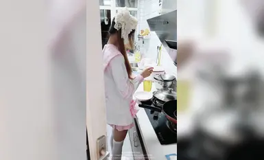 91大神女友，芊細的身材,粉粉小廚娘做飯時被爸爸抱腰後入