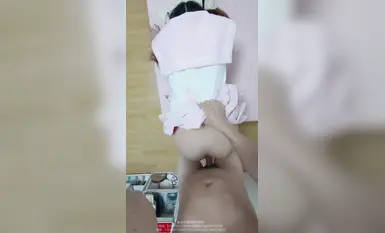 91大神女友，芊細的身材,粉粉小廚娘做飯時被爸爸抱腰後入