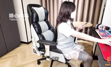 苗季小梧【無防備な性交】ネットユーザーを誘惑してゲームスキンを入手、コンドームなしで自ら膣に精液を注入