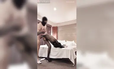 ตอนเดท ฉันใส่ชุดโยคะสีดำกับรองเท้าส้นสูงสีแดงสูง 12 ซม. หลายคนแอบมองฉันตอนเดินไปตามถนน พวกเขาคงไม่เคยนึกเลยว่าภายใต้ภายนอกที่ดูเย็นชาและสง่างามของฉัน ฉันกลับสวมถุงน่องสีดำล้วน เรามีเซ็กซ์กันอย่างเข้มข้นในท่าต่างๆ ขาของฉันกระตุกอย่างควบคุมไม่ได้เมื่อฉันกดม