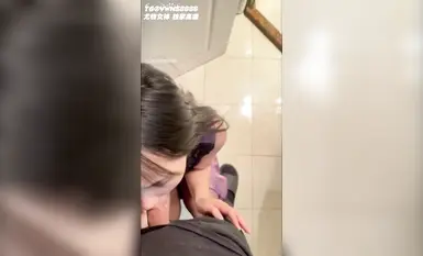 아름다운 긴 다리와 곡선미 넘치는 엉덩이를 가진 쓰촨 음악대학 방송학부 여학생이 여자친구에게 온갖 굴욕과 BDSM 훈련을 받습니다.