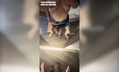 아름다운 긴 다리와 곡선미 넘치는 엉덩이를 가진 쓰촨 음악대학 방송학부 여학생이 여자친구에게 온갖 굴욕과 BDSM 훈련을 받습니다.