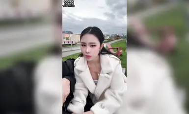 ซีเหมิงเหยาอยู่ติดถนนใหญ่เลย! คนเดินเข้าออกกันเกลื่อนกลาดไปหมด พอมีคู่รักเดินผ่านมา ฉันนั่งอยู่บนเจเจ ไม่กล้าขยับตัวเลย ไม่มีวิดีโอไหนบันทึกช่วงเวลานั้นไว้ได้!