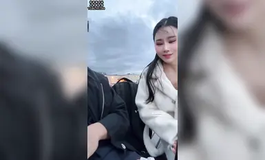 ซีเหมิงเหยาอยู่ติดถนนใหญ่เลย! คนเดินเข้าออกกันเกลื่อนกลาดไปหมด พอมีคู่รักเดินผ่านมา ฉันนั่งอยู่บนเจเจ ไม่กล้าขยับตัวเลย ไม่มีวิดีโอไหนบันทึกช่วงเวลานั้นไว้ได้!