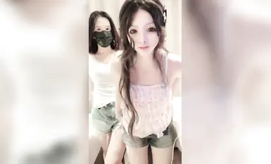 학교 최고 미녀가 절친을 사창가로 끌어들여 이중수행[1점 로리] 두 여신이 저울을 활짝 벌리고, 검은 스타킹과 부드러운 구멍이 너무 눈길을 끌며, 자위도구를 갖춘 인간 피라미드에서 춤을 춘다(6)