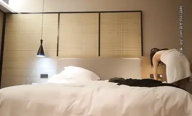 背が高くて、赤い唇をした黒の服を着た美しい女の子と会いました。彼女はカメラの前で私のアソコを舐め、触り、オーラルセックスをし、後ろから馬乗りになって激しく犯しました。彼女のうめき声と喘ぎ声は、信じられないほど魅惑的でした。