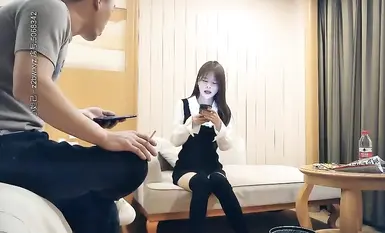 Seorang gadis langsing, seksi dan suka bermain, menonjolkan punggungnya dan ditembus dari belakang, mengerang dan tercungap-cungap menggoda.