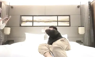 Các cô gái điếm câu lạc bộ cao cấp, phụ nữ trưởng thành, họ biết cách vui vẻ, hôn kiểu Pháp, chạm vào và tán tỉnh lẫn nhau, liếm dương vật của nhau và dang rộng chân trước ống kính máy ảnh, cưỡi và nhấc chân lên để xâm nhập từ bên hông và quan hệ tình dục mạnh mẽ.