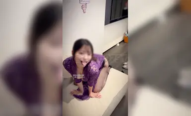 南昌の意外なネット有名人、シャオチアンが最新作を公開。紫がテーマの3Pで、長い脚、黒いストッキング、張りのあるお尻を持つ従順な小娘と、ディープスロート、激しい69のセックスシーンが登場!