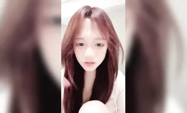 Cô nàng quyến rũ_Cô gái mặt trẻ thơ, ngực lớn, xinh đẹp với khuôn mặt trẻ trung và bộ ngực mềm mại, khiêu vũ khỏa thân và thủ dâm (8)