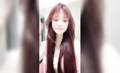 Cô nàng quyến rũ_Cô gái mặt trẻ thơ, ngực lớn, xinh đẹp với khuôn mặt trẻ trung và bộ ngực mềm mại, khiêu vũ khỏa thân và thủ dâm (8)